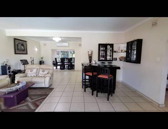 5 BEDROOM HOUSE FOR SALE IN LA LUCIA